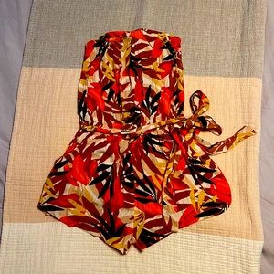 Gorgeous summer inspired Billabong brand romper! Size S.